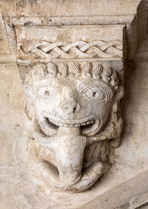 怪物或塔拉斯克在法国阿尔勒普罗旺斯附近的蒙马儒修道院修道院中吞噬罪人c12th背景图片
