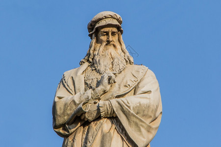 著名的科学家莱昂纳多达芬奇的雕像在背景图片