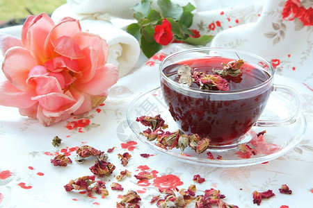 一杯玫瑰茶脱水的玫瑰花瓣和图片