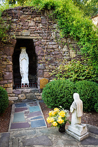 新泽西天主教堂外的卢尔德神像与圣母和伯图片