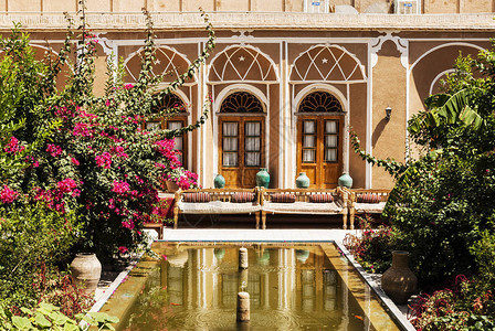 伊朗亚兹德的传统中东家庭室内花园图片