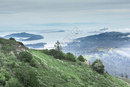 风景包括旧金山天际线旧金山奥克兰湾大桥恶魔岛天使岛蒂布隆索萨利背景图片