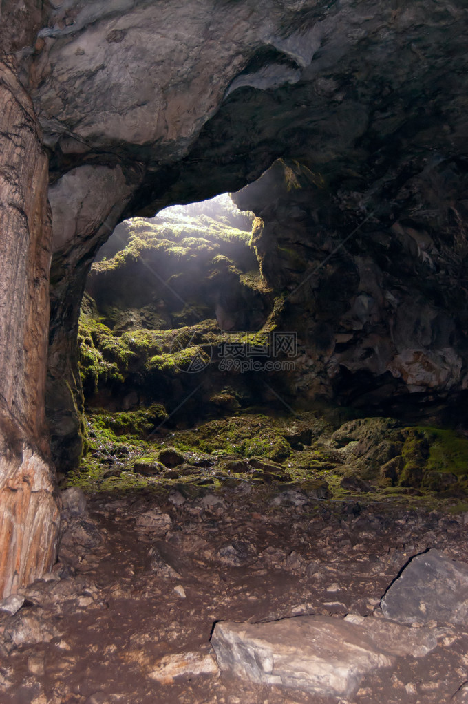 走出克里米亚南部海岸的洞穴图片