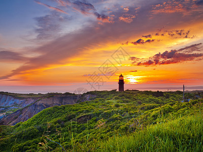 一座灯塔矗立在壮丽的日落前图片
