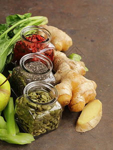 超级食物枸杞奇亚籽和南瓜籽配蔬菜图片