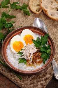 米粥姜配鸡蛋鸡肉香葱和香菜图片