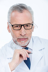 戴眼镜的男医生的肖像望着白色与世图片