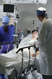 有病人的外科医生在手术室图片