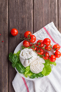Burrata樱桃西红柿罗勒奶酪乳制品营养健康食品木制图片