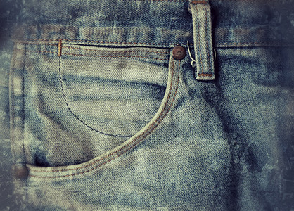 旧牛仔裤口袋的特写图片