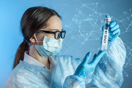一名女医生科学家药剂师拿着一个测试瓶图片