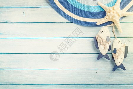 沙滩附件帽子海星和木制背景的鱼装饰品带有复制空图片