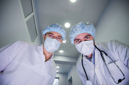 外科医生在手术前站在病人的上方图片