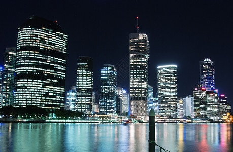 夜里闪烁着布里斯班的天线城市灯图片