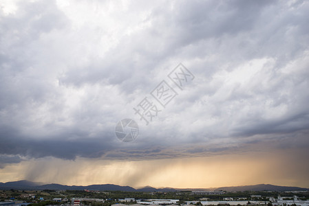 里基卢比奥有大阵雨的风暴混乱的天空背景