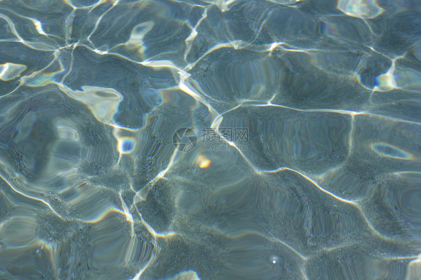 蓝色大海中水面上的美丽焦散图片