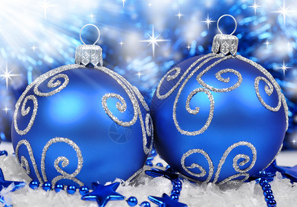 蓝色圣诞背景上的圣诞装饰图片