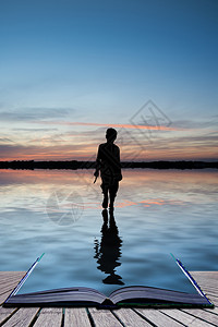 日落风景中男孩在水上行走的概念形象书写背景图片