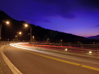 夕阳山路图片