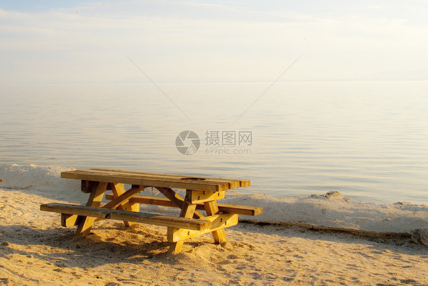 清空的海边野餐长椅在日落前静图片