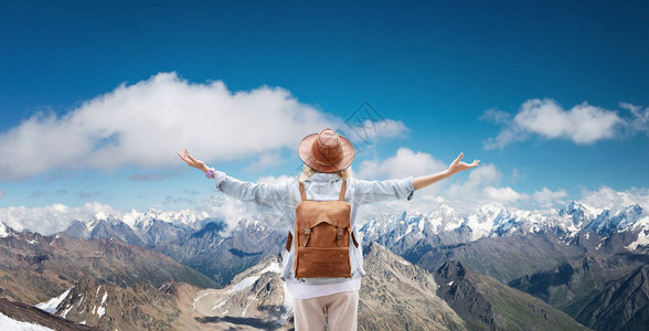 山风景的旅行者旅行和积极的生活理念在山区冒险和旅行背着包的图片