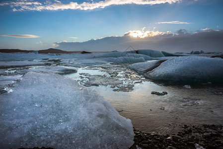 冰岛Jokullsarlon日落期间的冰川泻湖冰川在泻湖中分解成冰块图片