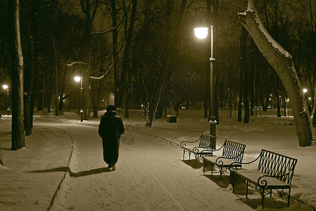 冬天晚上一个单身行人在公图片