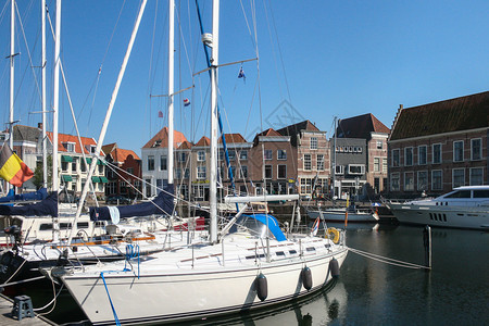 荷兰码头的帆船和游艇图片