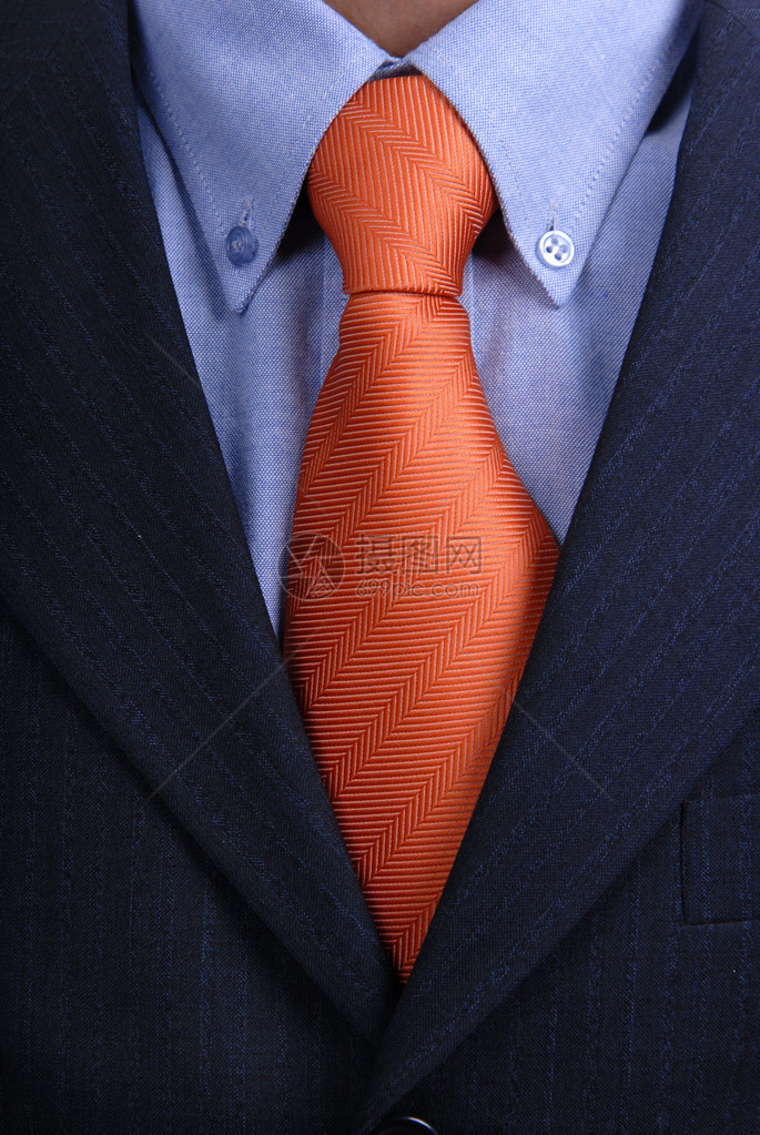 带红色领带的商务男士西装的细节图片