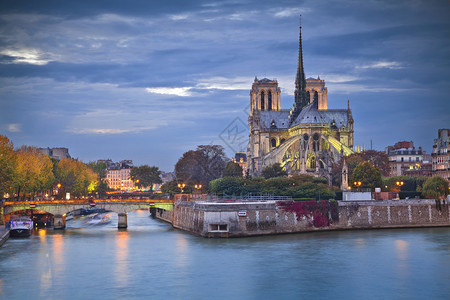 在法国巴黎黄昏的圣图片