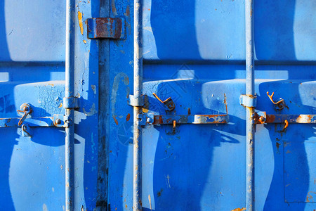 蓝色铁货集装箱的图片