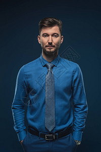 穿着蓝衬衫的自信男子图片