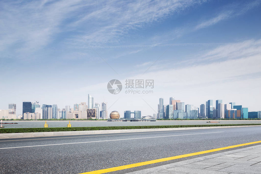 蓝天下杭州钱江新城空荡的柏油路与城市景观图片