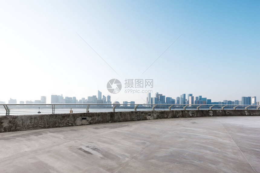 蓝色天空中陈江新区的空混凝土地图片