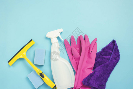 用于清洁的配件手套海绵用于清洁窗户的刮刀喷雾蓝色背景的餐巾图片