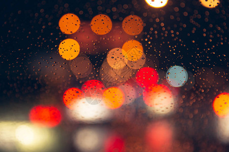 模糊的雨夜bokeh城市道路背景图片