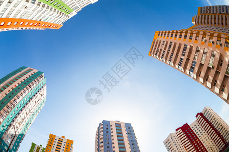 在蓝天背景下对新的高楼公寓大楼的观光景象以图片