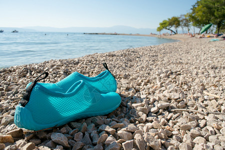 沙滩上的水鞋图片