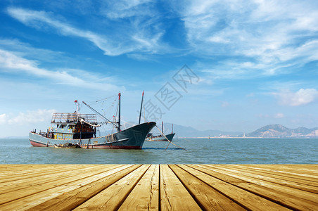 蓝天大海和渔船图片