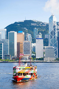 一艘天星小轮驶近香港尖沙咀的渡轮码头自1888年以来背景图片