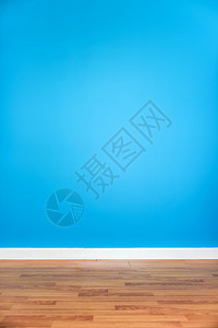 蓝色的墙壁木地板空荡的房间图片