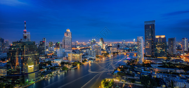 曼谷市夜间河流景观与鸟瞰图图片