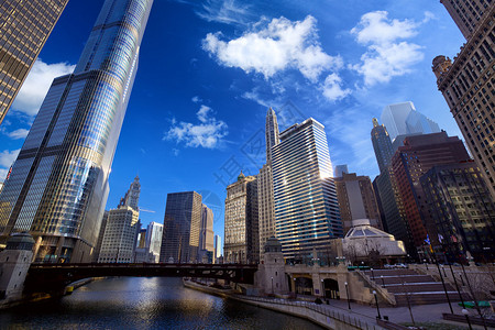 芝加哥河与城市摩天大楼步行美图片