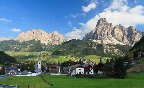 意大利多洛米特人ValBadia著名的村庄Corv图片