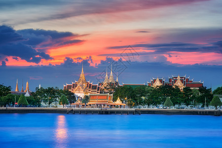 晚上在曼谷泰国的大皇宫背景图片