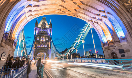 高塔桥交通的夜景伦敦图片