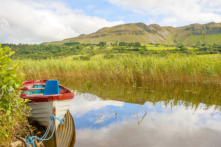 爱尔兰格伦卡湖的船图片