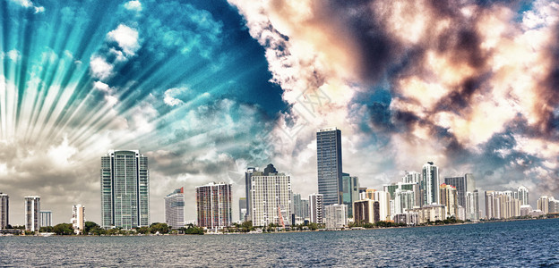 迈阿密城市日落时的天际线非常棒海边图片