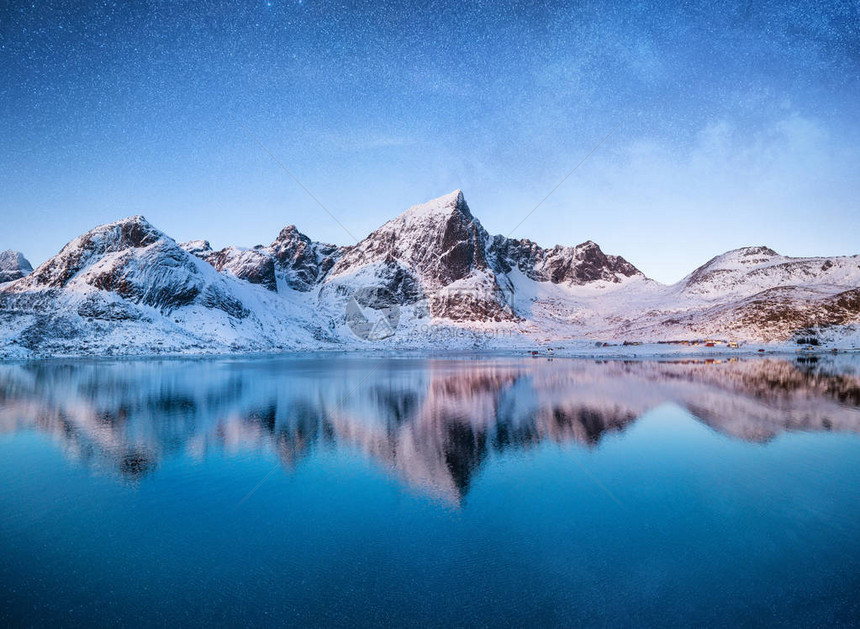 在夜间的山挪威罗弗敦群岛水面上的山脉和倒影群山之上的星空挪威罗弗敦群岛的冬季景观挪图片