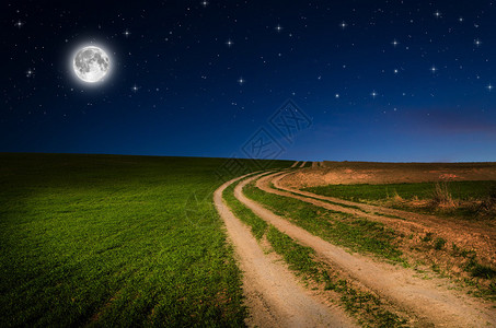 夜间有星的农村道路和天空图片